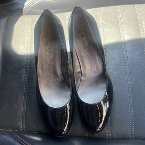 Tahari “Carol” pump, EUC